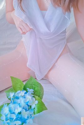 (İnternet koleksiyonu) İnternet ünlüsü genç kız çarşafların üzerinde usulca yatıyor – Çiçeklerdeki Güzellik (28P)