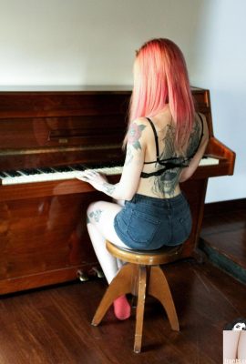 (Suicide Girls) Xiel – Pembe Melodi