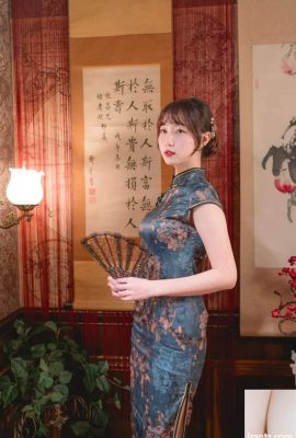 Cheongsam'da güzel ipek bacaklar