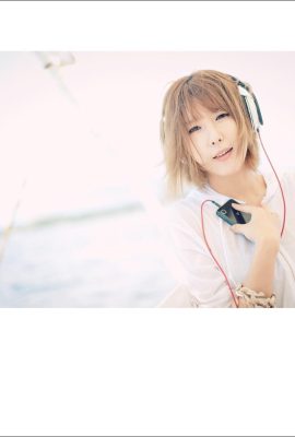 Heo Yoon-mi yelkenli teknede müzik dinliyor (29P)