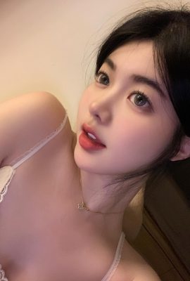 En ateşli model “Yixin YiXin” beyaz ve hassas göğüslerini ortaya çıkardı ve izleyicinin kontrolü kaybetmesine neden oldu (42P)