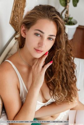 Güzel genç Rene Soleil, çıplak poz vermek için iç çamaşırını çıkarır (18p)