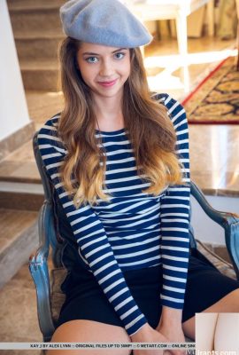 Büyüleyici genç Kay J, çıplak çıplak olmadan önce polkadot iç çamaşırını yanıp söner (18p)