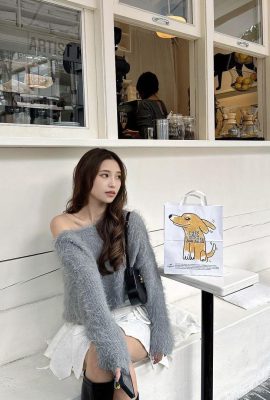 “Ha geng_ennaouii” beyaz ve hassas göğüslerini ve yüzünü ortaya çıkarır, bu da mükemmeldir (23p)