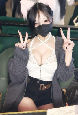 “Rain Fox Yuhuhu” kızın yanındaki kapının büyük gözleri ve elektrik dolu (24p)