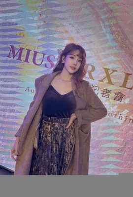 “Cai Xuan Ning” Tam ve güzel göğüsler büyüleyici bacaklarını gizleyemez (23p)