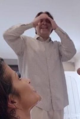 Büyüleyici anne kocasının gezisinden yararlandı ve oğlunu onu becermek için baştan çıkardı (35p)