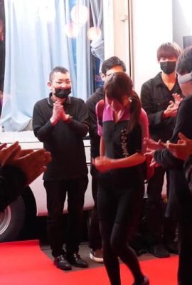 Kahretsin, küçük Japonlar nasıl oynanacağını gerçekten biliyor ve bir grup insan cam odada izliyor ve mastürbasyon yapıyor (15p)