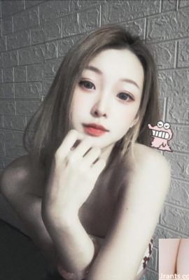 Güzel vücut “Küçük Hani” şiddetli büyük göğüslerini göstermek üzere (10p)