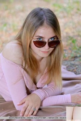 Güzel genç Dakota Pink, büyük vücudunu açık havada kıyafetsiz set (18p)