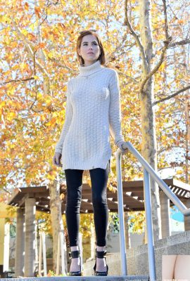 Güzel Milf Pepper, Soğuk Bir Gün'de (20p) halka açık olan şımarık göğüslerini ve kıçını yanıp söner