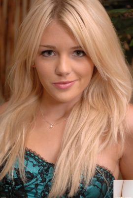 Teen Amateur Holly, göğüslerini açığa çıkarır ve pembe muff (20p) yayar