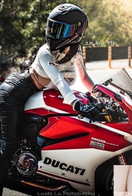 Küçük cadı “dişi AI” onun şiddetli ve güzel göğüslerini gösteriyor (10p)