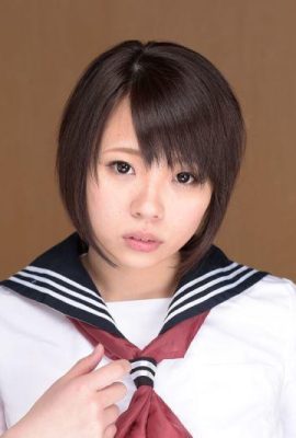 İhale ve üniformalı öğrenci kız aslında pek çok insan tarafından kuşatılmıştır. O böyle bir canavar (19p)