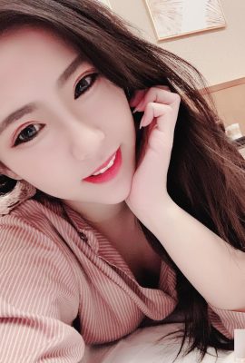 Düşük kesilmiş göğüsler “sır sır” derin oluklar, eğriler ve seksi rakipsiz (10p)