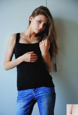 Esmer Teen Mila Azul, muhteşem büyük göğüslerini ortaya çıkarır ve çıplak poz verir (20p)