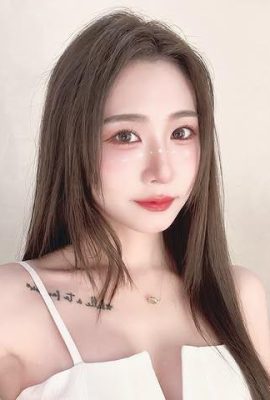 Uzun bacaklı genç kız “Xina” nın çok güzel adil ve yuvarlak bir figürü var (10p)