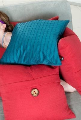 Küçük güzellik sadece güçlü bir adamın belinden uzun ve onu büyük bir sik ile görmek çok heyecan verici (23p)