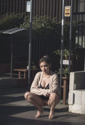 Badbro_exhibitionism otobüs durağı oturma