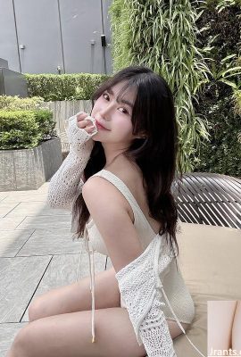 Güzel kız “Lili” son derece çekici büyüleyici ve tatlı bir gülümsemeye sahiptir! Vücut sadece şaşırtıcı (10p)