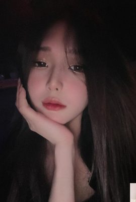 “Küçük sıcak” kız dayanılmaz hissediyor (10p)