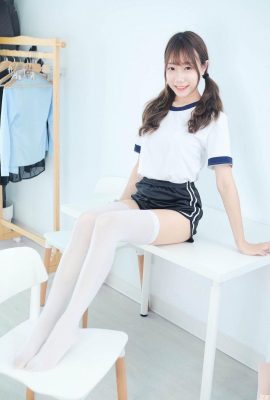 “Qiaoqiao”, güzel bacakları olan süper güzel bir vücuda sahiptir + kalçalarda faul (10p)