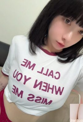 Güzel kız “Petidi” güzel vücut eğrilerini gösterir ve göz alıcı günaha çeker (10p)