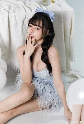 Beyaz ve hassas göğüsleri ile güzel göğüsler “ni xuan li” “seksi yüz” yanında geçenleri büyülüyor (10p)