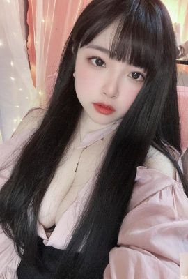 Büyük göğüsler ve tatlım “luyiyi” tam ve derin oluklar o kadar caziptir ki netizenler geri çekilemez (10p)