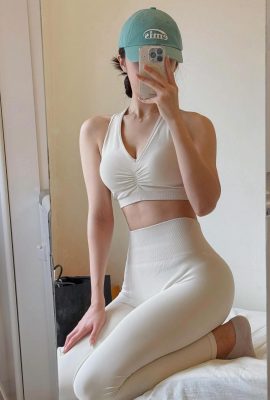 Uzun bacaklı tanrıça “Zhang Yuan” seksi bir yan göğüsler eğrisine sahiptir ve çok seksi görünüyor (10p)