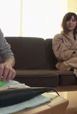 Büyük göğüsleri olan aktris Otaku'yu yener ve faydalarını vermek için evine gelir. Japonya'da çok iyi bir şey var (26p)