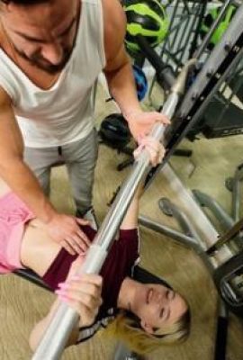 Jayden Black güçlü bir adamı baştan çıkarır ve spor salonunda seks yapar (11p)