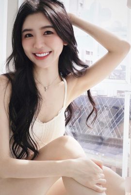 Taze ve yakışıklı kız “Zhang Anqi” nin tatlı bir gülümsemesi var ve sarhoş görünüyor (10p)