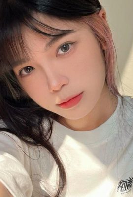 Yandaki kız mizaç ve güzelliği hakkında çok heyecanlı (10p)