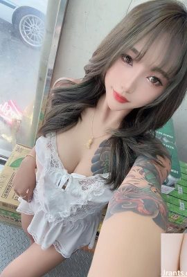 Güzel göğüslerin göğsünde derin bir v açılır (10p)