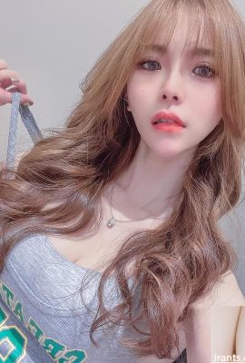 Seksi Küçük Şeytan “Katie Xuan” çok göz alıcı bir tombul meme şekline sahiptir (10p)