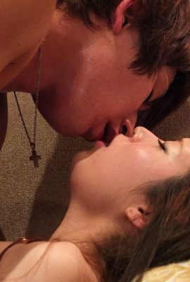 Üst düzey bir yetkilinin metresi, büyük horozu için küçük beyaz yüz için bir hediye aldı (19p)