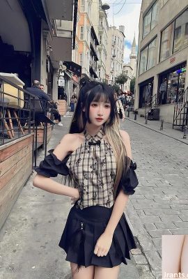 Güzel ve güzel kız “Anae Sinni” büyüleyici figürünü gösterir (10p)