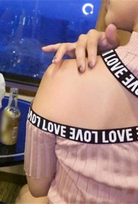 Tavern'de sohbet eden süper sıcak kız, ancak çok sayıda vajinal sıvı olan bir ürün olmasını beklemiyordu. Sadece oynadıysa dayanamadı. Gerçekten bir hazine buldu (32p)