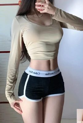 Kraliyet kız kardeşi “Jessica Ruoxuan” onun tarafından takılmak üzere (10p)