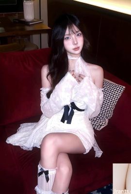 Güzel kız “Zing”, saf yüzünün altında gizlenmiş cazip bir vücuda sahiptir (11p)