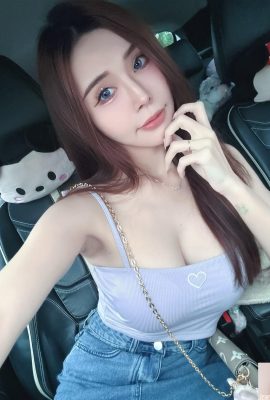 Sıcak manikürist “Molly” beyaz ve hassas figürünü gösteriyor. Tüm resim süper cazip (10p)