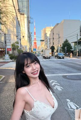 “Huang Yuwen” tatlı bir gülümseme ve derin bir oluk ve güzel göğüsleri var (10p)