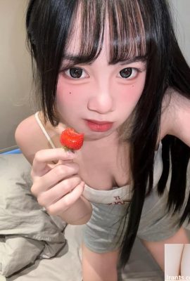 Süper Sıcak Güzel Kız “Küçük Geyik” özgürleşir ve gözleri ziyafet çeken baştan çıkarıcı bir figüre sahiptir (10p)