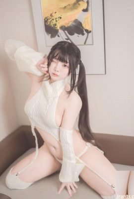 Genç kızın küçük kedi