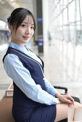 Güzel üniformalı uçuş görevlisi