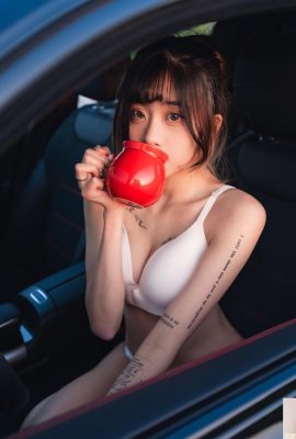 “Zi Dan” saf bir yüze ve olgun bir figüre sahip, bu da süper faul bir kontrast (10P)