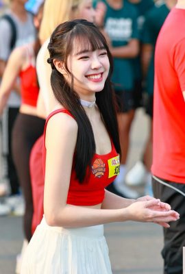 “Xi Xi”nin ateşli göğüsleri uçup gidiyor ve seksi figürü insanları takıntı haline getiriyor (10P)