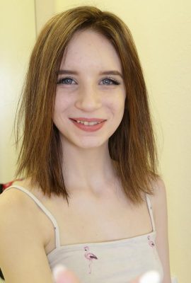 Genç Lily Moon, bakış açısında üvey kardeşi tarafından dalmasını ovuyor ve kemiklendiriyor (20P)