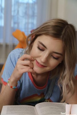 Sevimli genç Eva Elfie mükemmel göğüslerini ve parmaklarını gösterip yakalıyor (21P)